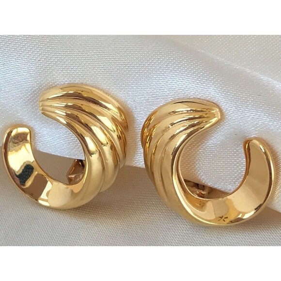 Vintage 1980s Monet Gold Tone Clip Earrings Ribbed Hoop Design - 2A - Picture 3 of 3